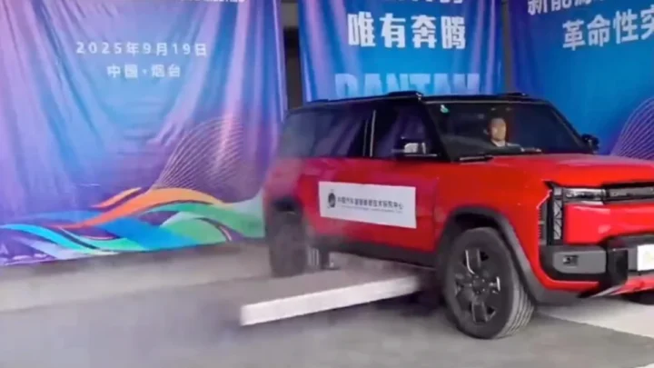 Imagem veículo elétrico a ejetar bateria