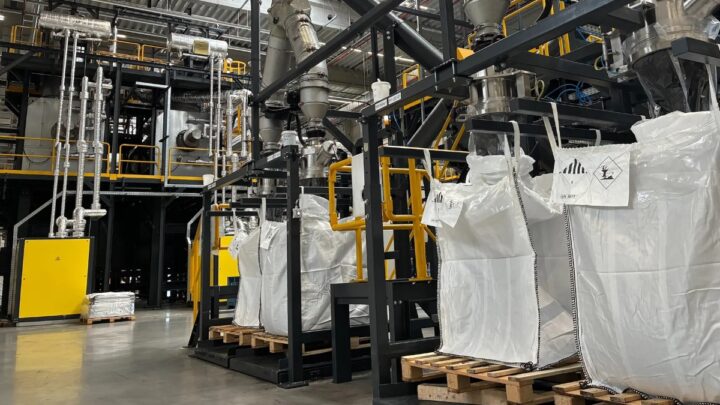 Imagem de uma fábrica de reciclagem de baterias