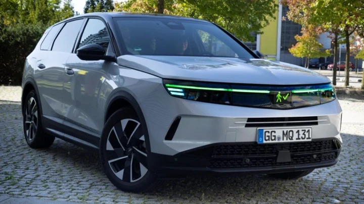 Imagem do sistema da Stellantis, os faróis inteligentes, que fala com os peões