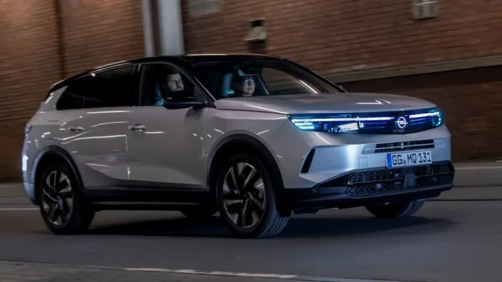 Imagem do sistema da Stellantis, os faróis inteligentes, que fala com os peões