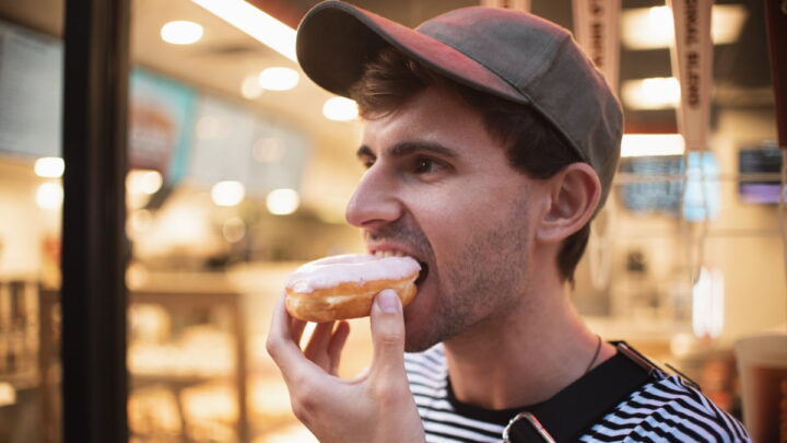 Homem a comer um donut