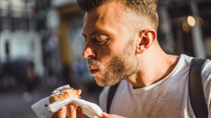 Homem a comer um doce