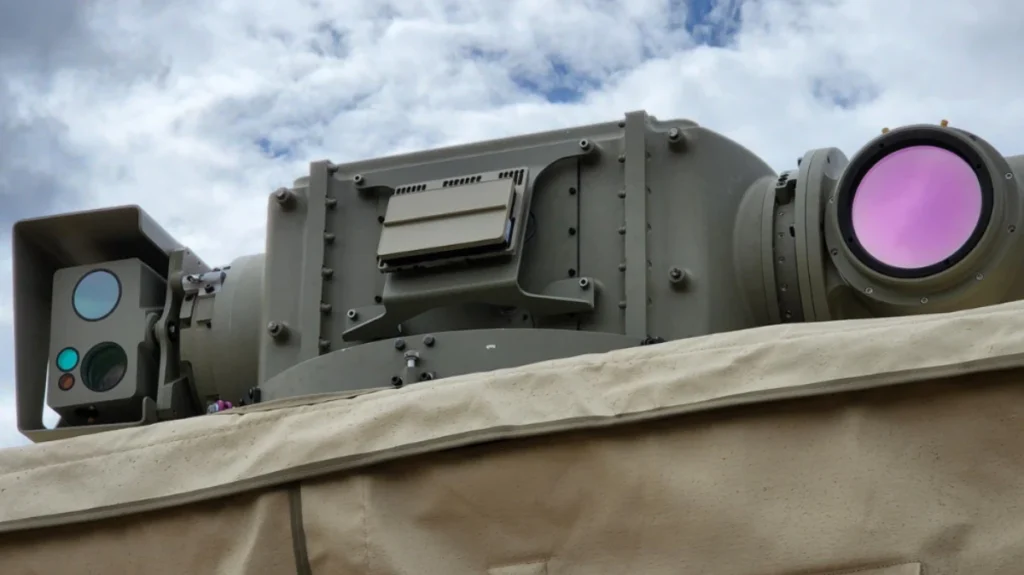 Laser portátil capaz de destruir centenas de drones já chegou ao campo de batalha