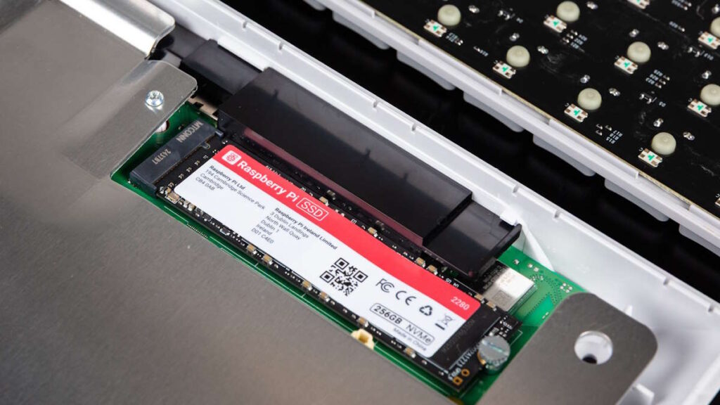 Raspberry Pi 500+ microcomputador all-in-one PC