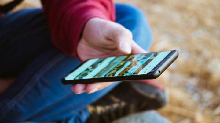 Pessoa a segurar num smartphone com a galeria aberta