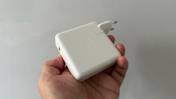 Adaptador de corrente de um MacBook da Apple