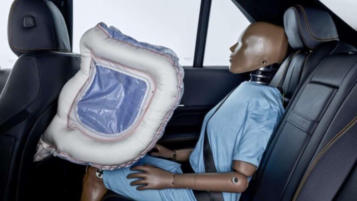 Airbag traseiro instalado no banco dianteiro