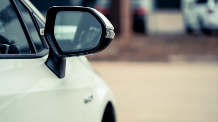 Espelho retrovisor de um automóvel