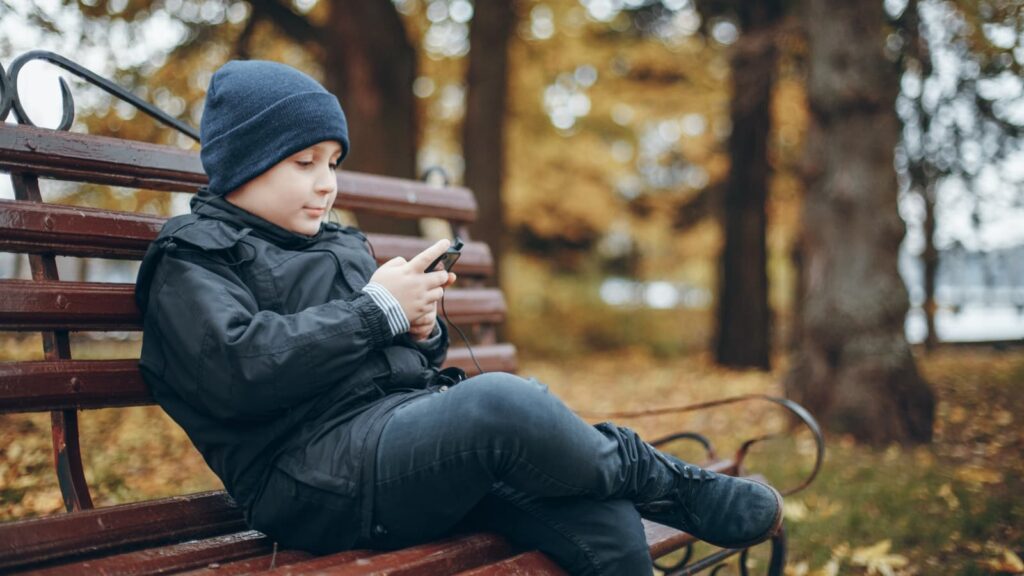 Dinamarca proibirá redes sociais para menores de 15 anos: telemóveis estão a “roubar infância”