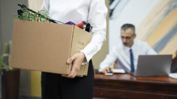 Funcionário com caixa de pertences a ser despedido