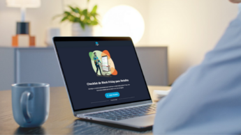 Pessoa a utilizar um computador portátil. No ecrã, a Checklist de Black Friday para Retalho da E-goi