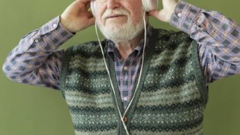 Idoso com auscultadores a ouvir música