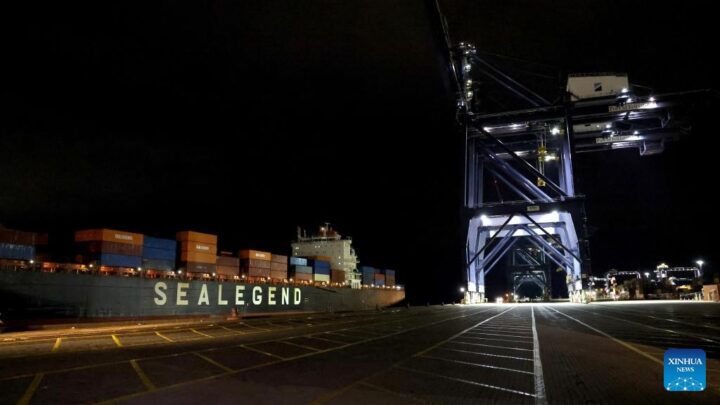 Navio cargueiro Istanbul Bridge, que completou, pela primeira vez, uma travessia pelo Ártico até ao porto britânico de Felixstowe, reduzindo para metade o tempo normal de envio de mercadorias da China para a Europa.