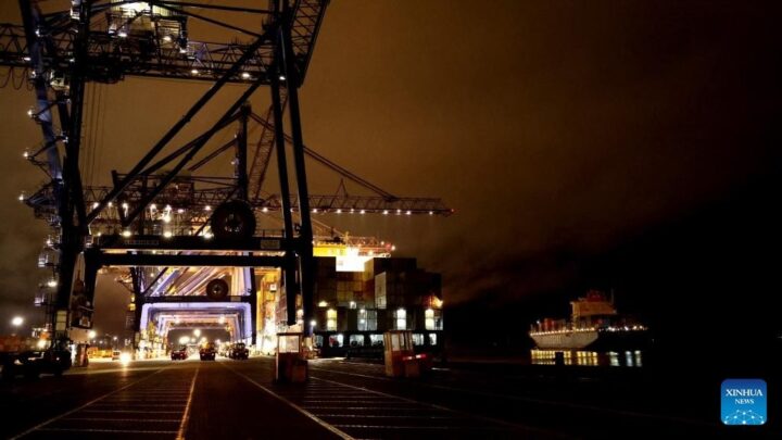 Navio cargueiro Istanbul Bridge, que completou, pela primeira vez, uma travessia pelo Ártico até ao porto britânico de Felixstowe, reduzindo para metade o tempo normal de envio de mercadorias da China para a Europa.