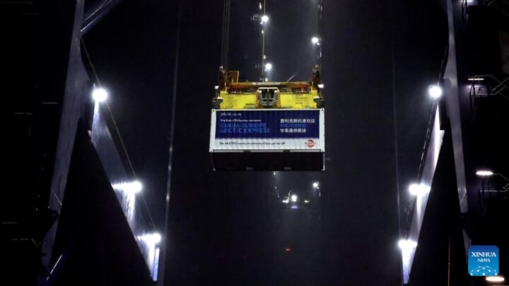 Navio cargueiro Istanbul Bridge, que completou, pela primeira vez, uma travessia pelo Ártico até ao porto britânico de Felixstowe, reduzindo para metade o tempo normal de envio de mercadorias da China para a Europa.