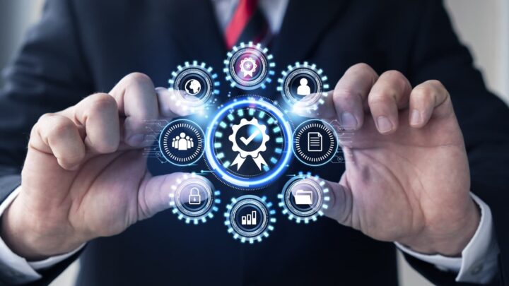 Processos representados por vários círculos, com um ícone no centro correspondente, e um senhor, de fato, em segundo plano, a segurá-los