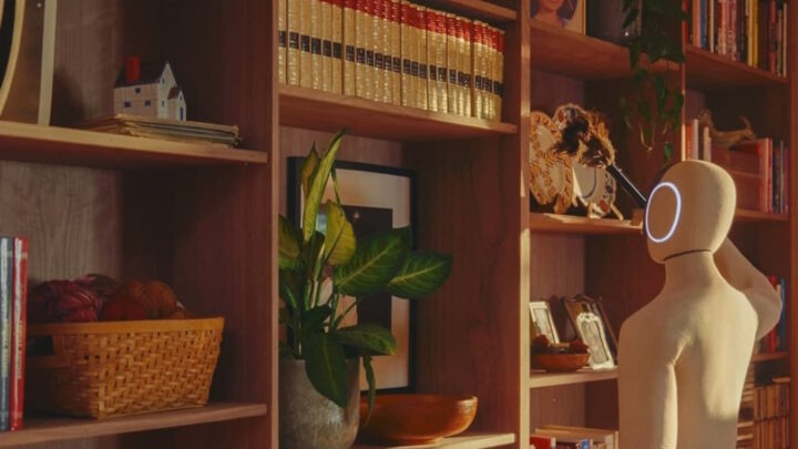 Robô humanoide NEO a limpar o pó