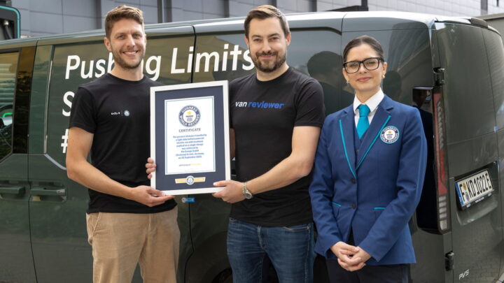 A Kia conquistou um recorde mundial certificado pelo Guinness World Records, depois de a sua carrinha elétrica PV5 Cargo percorrer 693,38 km com um único carregamento e a sua carga útil máxima autorizada de 665 kg. A imagem mostra os condutores com o certificado do recorde, ao lado da carrinha
