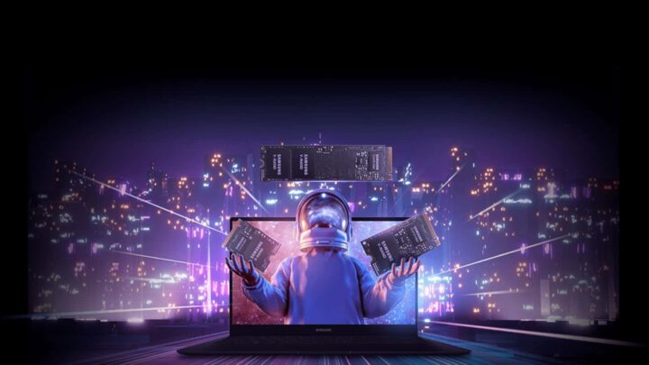 Pessoa com um capacete de astronauta a sair de um ecrã de computador, e a fazer malabarismo com chips da Samsung. Imagem em tons espaciais, com lilás e laranja.