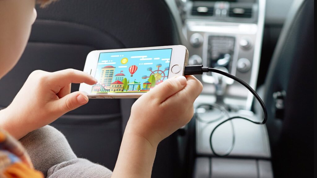 Carregar um telemóvel no carro danifica a bateria?