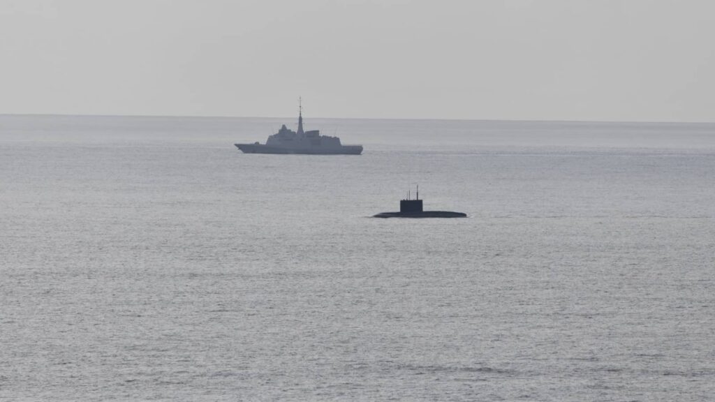 Submarino russo surgiu no noroeste de França. NATO admite estar pronta para a defesa