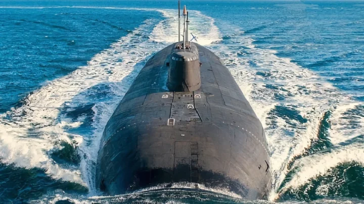 Imagem de um dos vários submarinos do tempo da União Soviética ainda no uso da Rússia