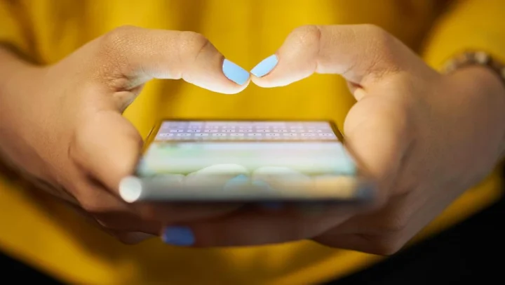 Imagem telemóvel nas mãos de um utilizador