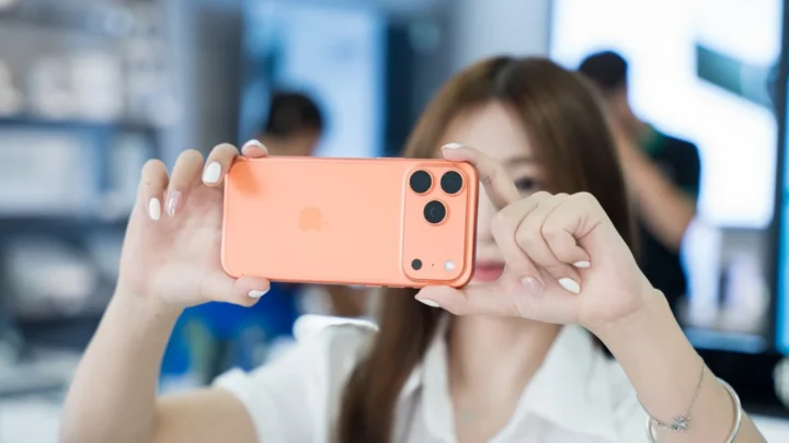 Apple e Microsoft ultrapassam os 4 biliões de dólares em valor de mercado 2 Imagem do iPhone 17 pro Max que ajudou a Apple a ultrapassar os 4 biliões de dólares