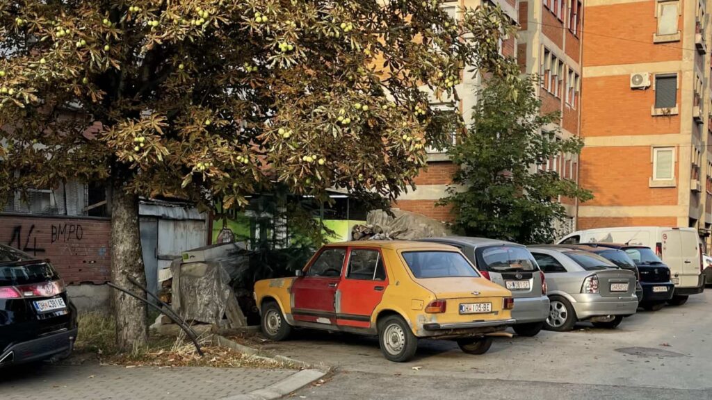 Viajei pelos Balcãs e as estradas ainda estavam repletas de um ícone do passado: o Yugo!