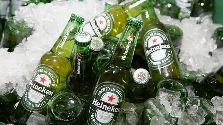 Imagem garrafas de Heineken