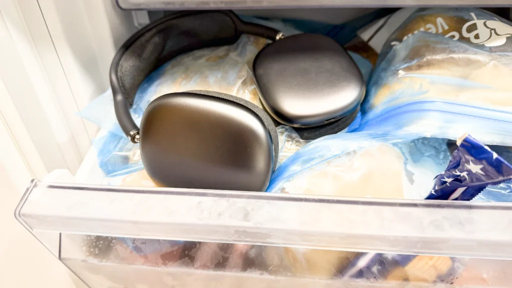 O curioso método de “congelar” os AirPods Max para reparar a avaria