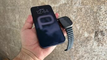 Apple Watch e iPhone na mão