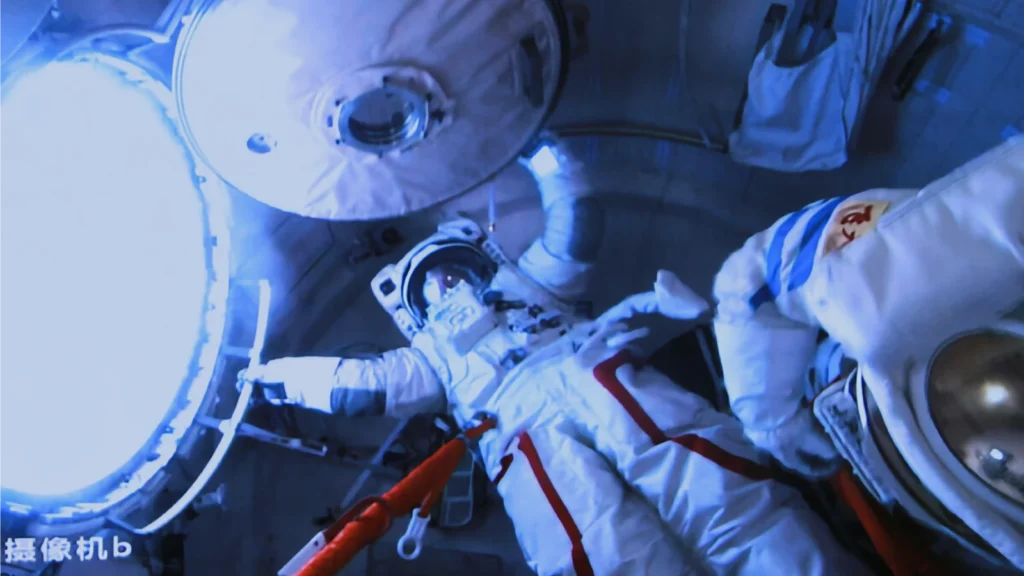 Astronautas chineses retidos na estação Tiangong após impacto: China mantém silêncio