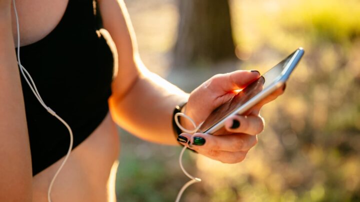 Mulher a correr com o smartphone