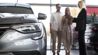 Casal num concessionário a comprar um carro