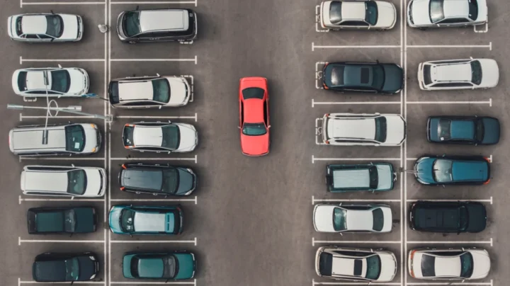 Imagem de um típico estacionamento sem uma regra de colocação do veículo