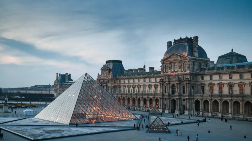 Roubo no Louvre: quando a palavra-passe é ‘LOUVRE’, nem a Mona Lisa segura o riso