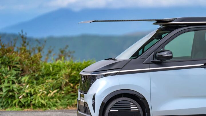 Nissan Sakura com o sistema de painéis solares para carros elétricos, o Ao-Solar Extender
