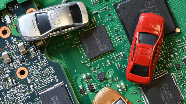 Motherboard com três carrinhos de brincar em cima