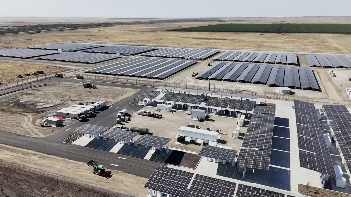 Tesla termina o seu maior Supercharger de sempre com 168 postos