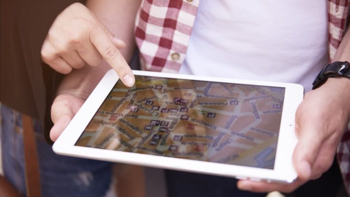 Pessoa a segurar num tablet que mostra um mapa