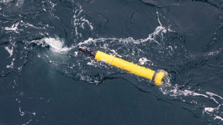 Boia Argo, um instrumento robótico flutuante que recolhe dados oceânicos, enviada para perto do glaciar Totten, na Antártida Oriental.