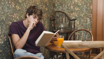 Jovem a ler