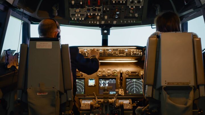 Cockpit de um avião, com dois pilotos