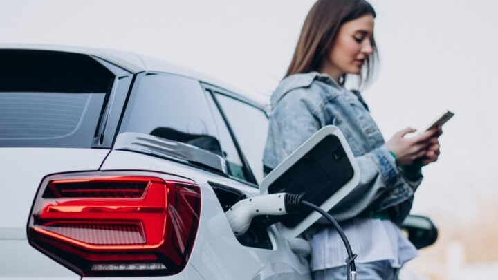 Carro elétrico a ser carregado