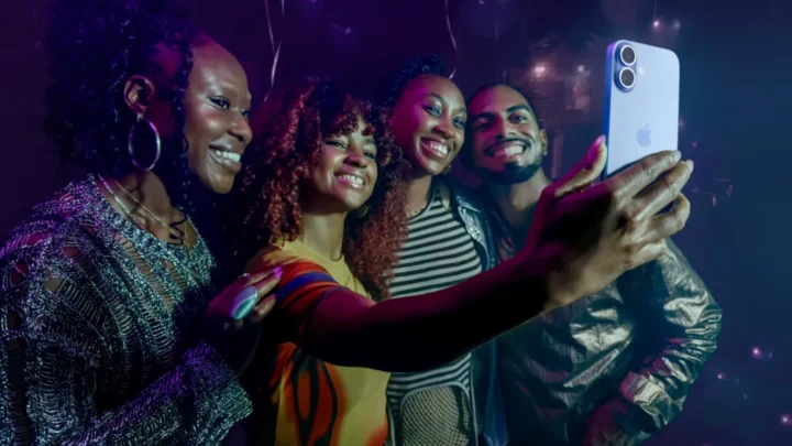 Grupo de pessoas a tirar uma selfie com um iPhone