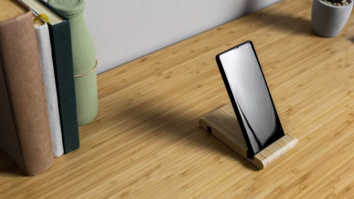 Suporte para smartphone de madeira