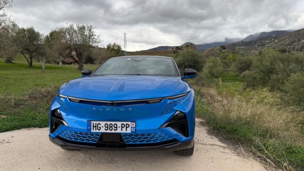 Ao volante do Alpine A390: um desportivo surpreendentemente elegante