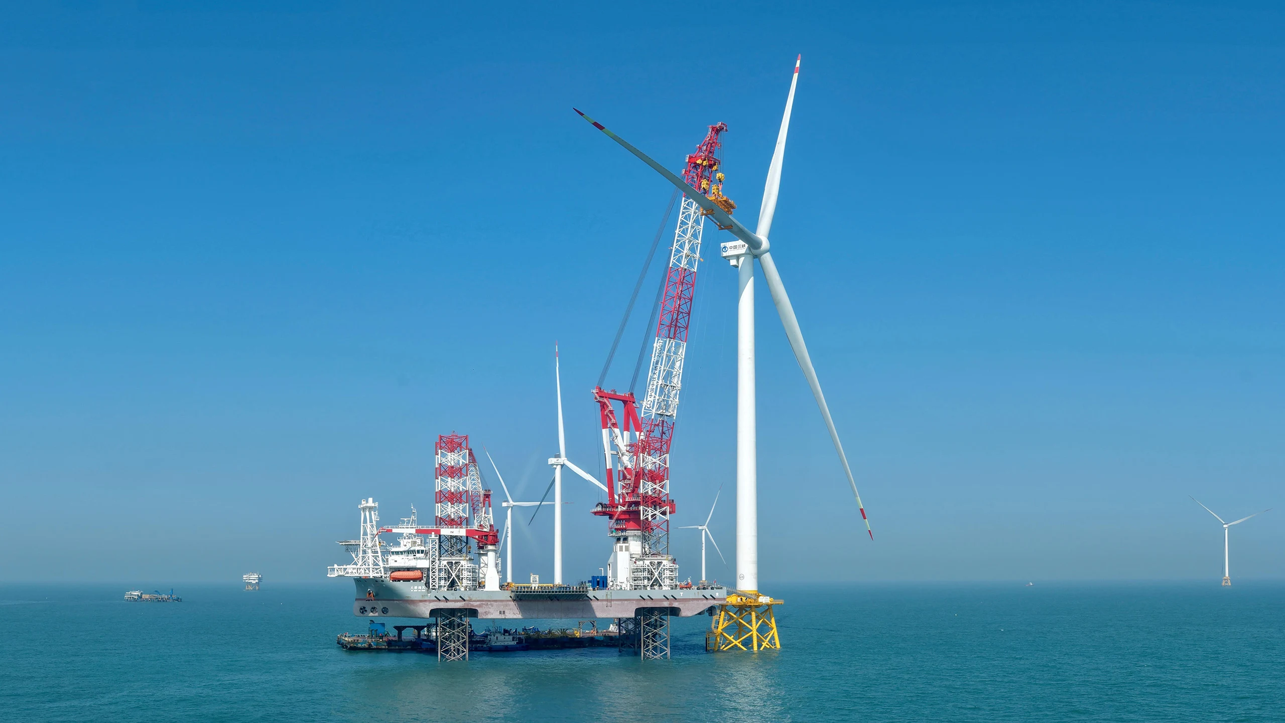 Resposta a Trump? China instala o primeiro aerogerador marinho do mundo de 20 MW