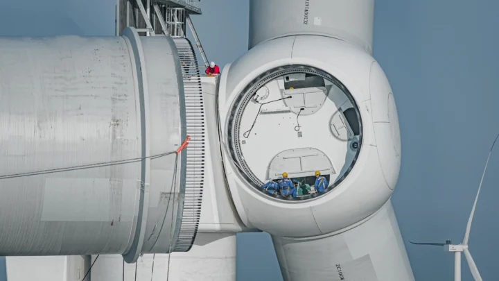 Imagem do maior aerogerador marinho do mundo de 20 MW, montado na China.